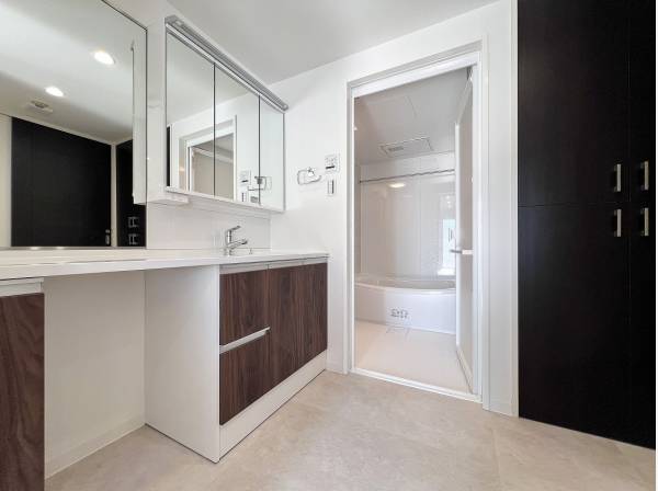 ワイドサイズの洗面化粧台は朝の忙しい時間帯も快適です