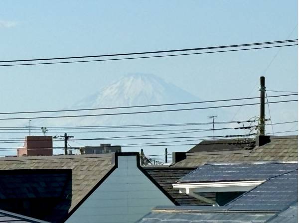 ルーフバルコニーから富士山を望みます