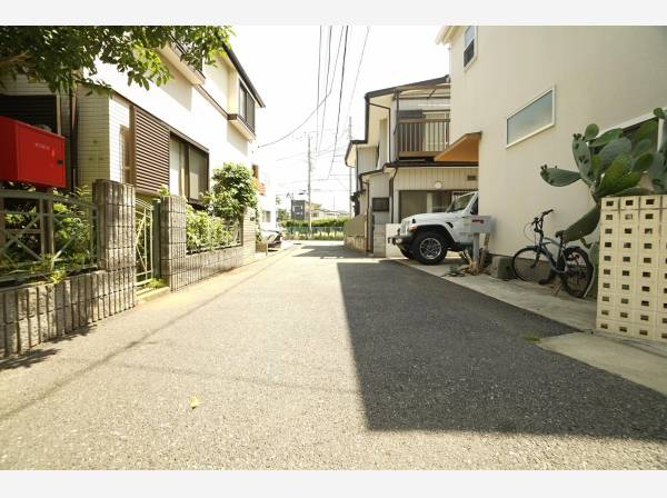 前面道路も広くアクセスもスムーズです