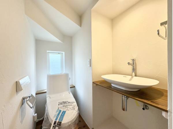 トイレには造作の手洗いを配置