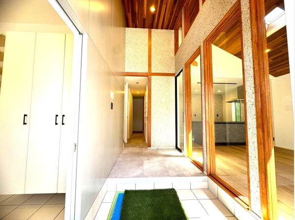 伸びやかな玄関ホールはガラスパーテーションと石張りが美しい！