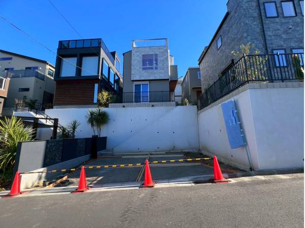 カースペースは嬉しい2台分！スタイリッシュで湘南らしいお家！