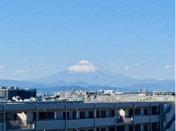 西側に富士山を望みます