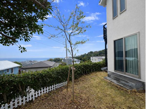 庭と住まいが繋がる、開放的なアウトドアリビング。