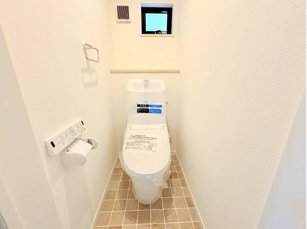 清潔感のある温水洗浄便座付きトイレ。小窓付きでいつでも換気が行えます