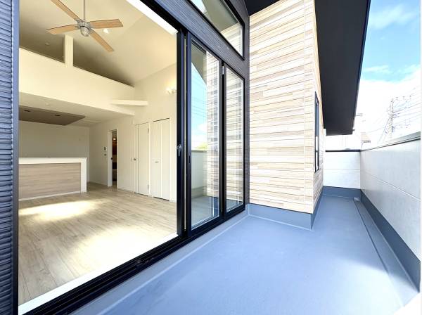 ワイドバルコニーで開放的です。