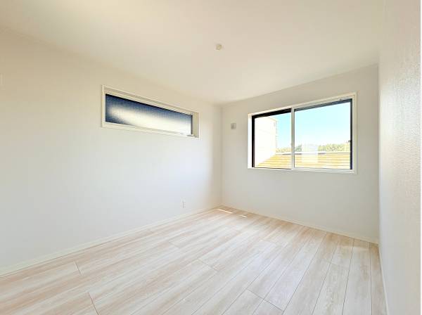 採光窓から自然光がたっぷりと差し込む、明るく清潔感のあるお部屋