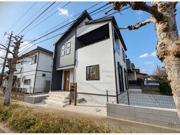 閑静な住宅地に位置し、落ち着きある環境