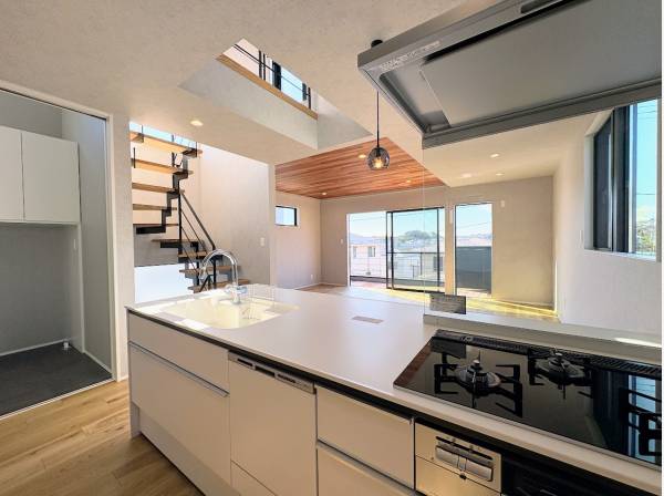 部屋全体を見渡せるオープンキッチン