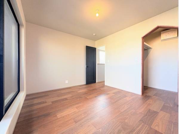 バルコニーへつながる洋室