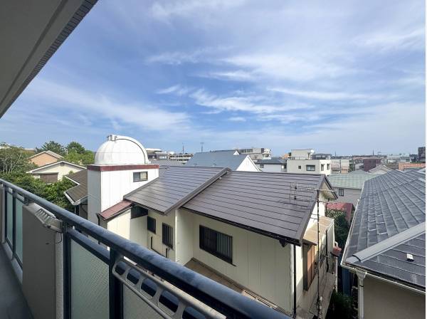遮る建物のない開放的な街並みが広がります