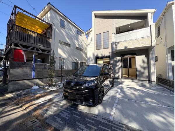 南に向いた家は陽当りに優れ、カースペースも２台分確保