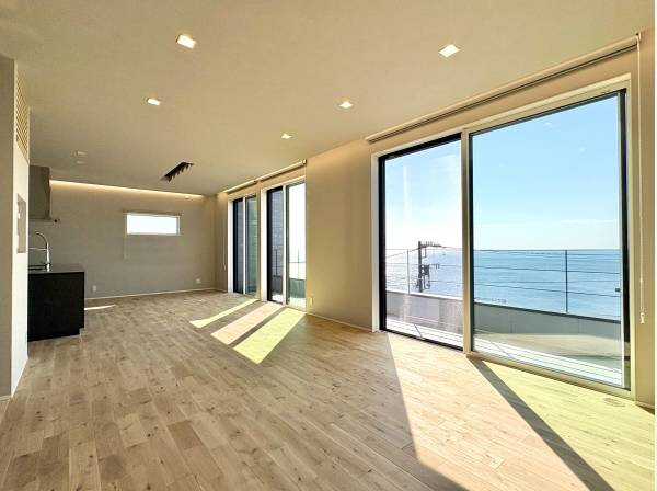 海を眺める開放的なリビング