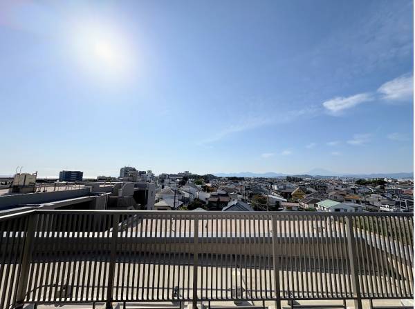 共用の屋上テラスからは花火大会や富士山を望めます