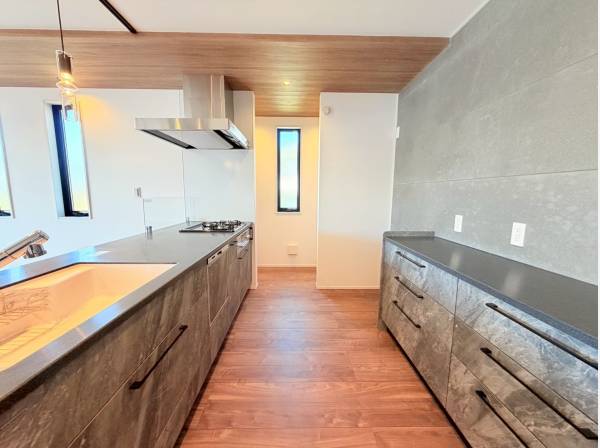 スタイリッシュなペニンシュラキッチン、1.5帖のパントリーも！