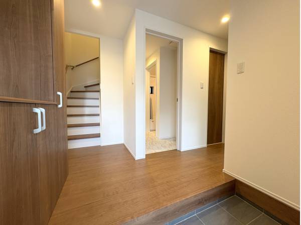 玄関ホールも広々としています