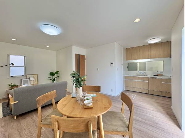 側面キッチンですので、空間を有効活用できます。