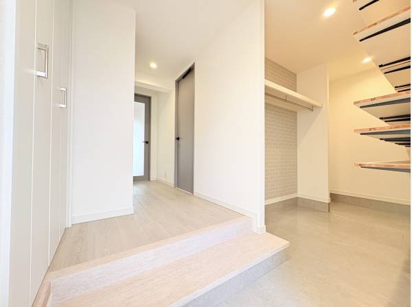 ゆったり設けた玄関ホール（玄関は2か所ございます）