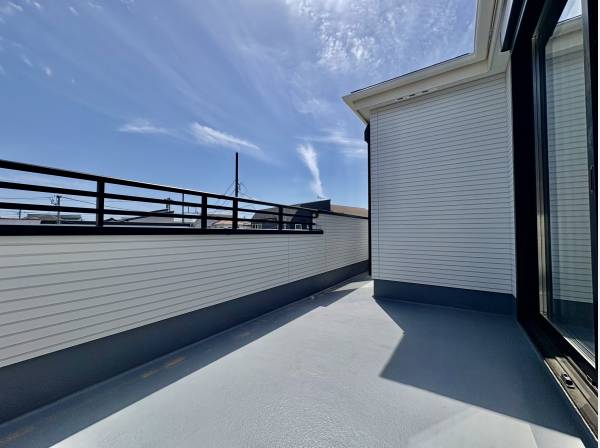 ルーフバルコニーは広くて日当たり良好です！