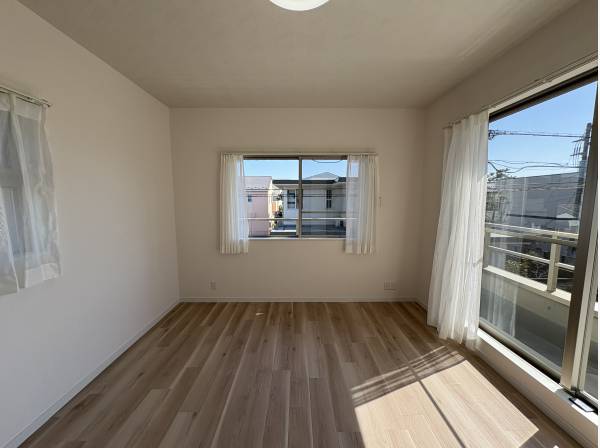 南向きに窓が多く光が入りやすい設計です