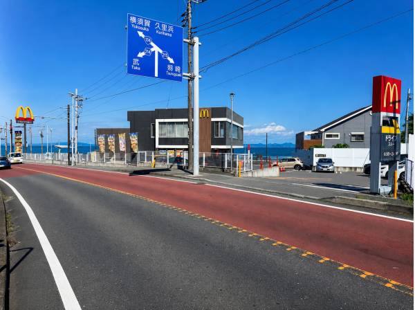 国道134号沿いには飲食店も充実。日常利便性も良好な住環境です。