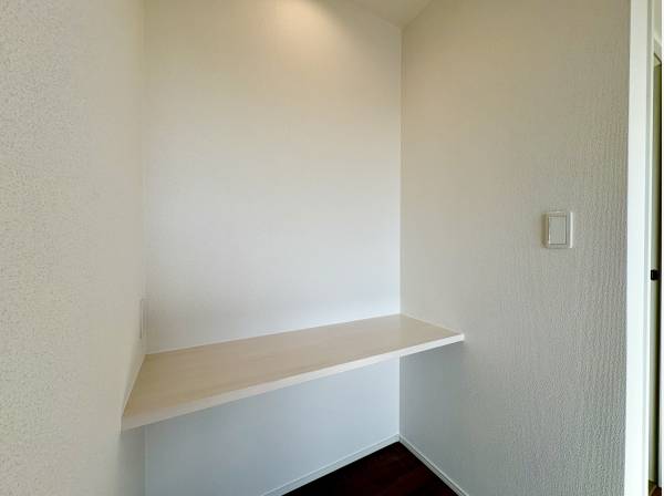 ワークスペースや読書に嬉しいカウンタースペース付き