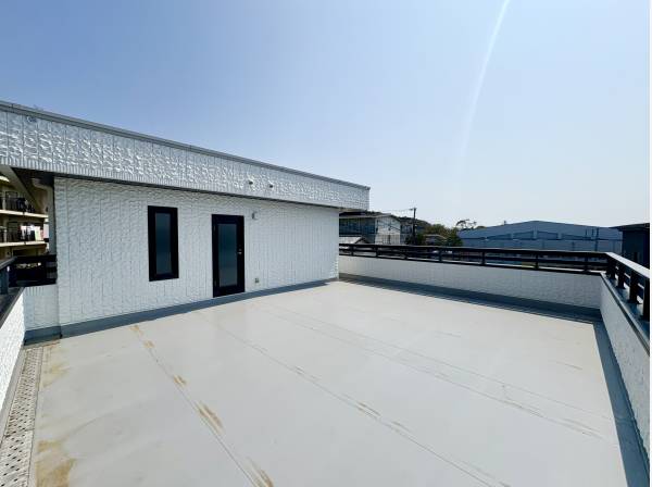 バルコニーもこんなに広々としております！