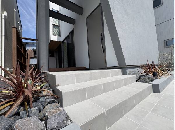 玄関アプローチもデザイン性がいいですね！