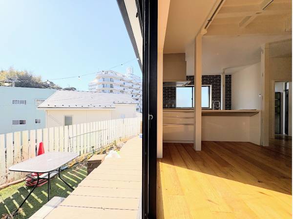 ウッドデッキとお庭もあります