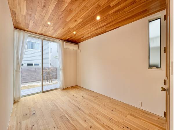 陽光を沢山取り込める大きな窓を設置、明るい居室です