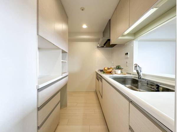 カップボードが備わった収納豊富なカウンターキッチン