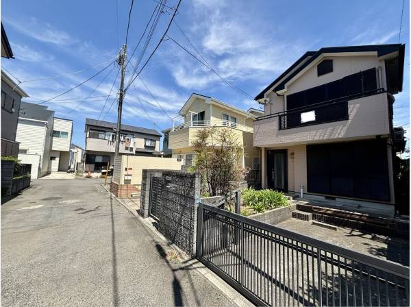 前面道路もゆとりがあい駐車がしやすいです