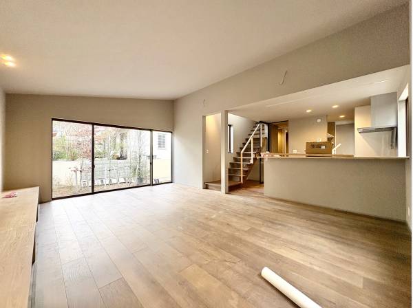 落ち着きのあり木の温もりを感じるリビングは禅を感じます。