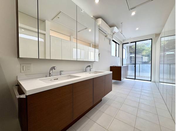 広々としたランドリールームを兼ねた快適なサニタリースペース