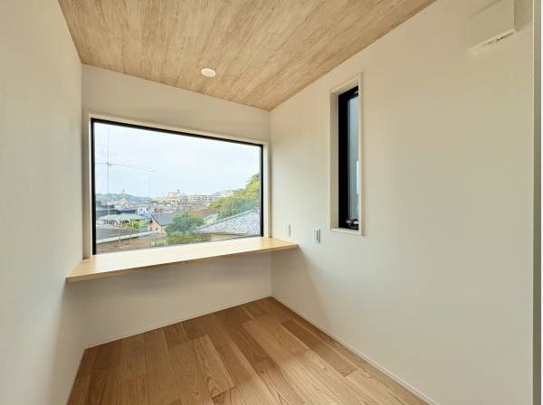 大きな窓、こもれる感のあるちょうど良いサイズの居室です