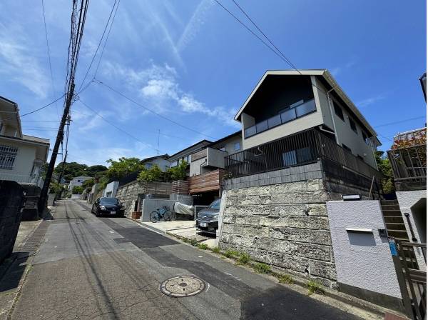 前面道路や周囲の家々の様子。整然と美しさが保たれていました。