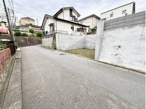 前面道路も広々としてます
