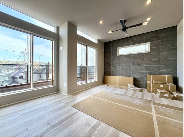 開放的なリビングは窓が多く明るい印象です。