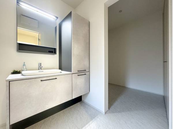 アメニティやリネン置場にピッタリな収納庫が寄り添います