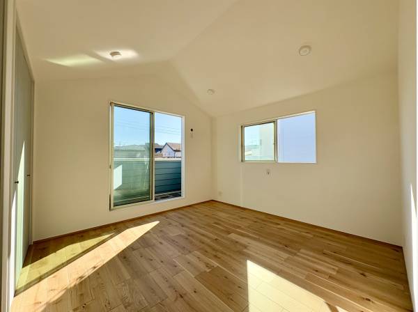 勾配天井の主寝室は8.7帖の空間