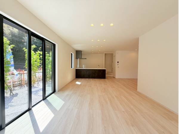 緑と暖かい光に包まれる約24.1帖の広大なLDK