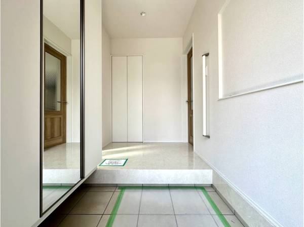 玄関まわりにも収納を設けてすっきりとした住まいへ