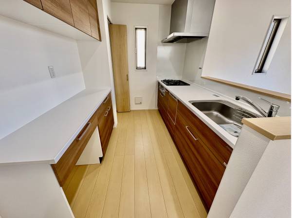 キッチンの後ろの棚を活用できるので料理も快適です。