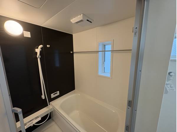 お風呂は浴室乾燥機が付いております。