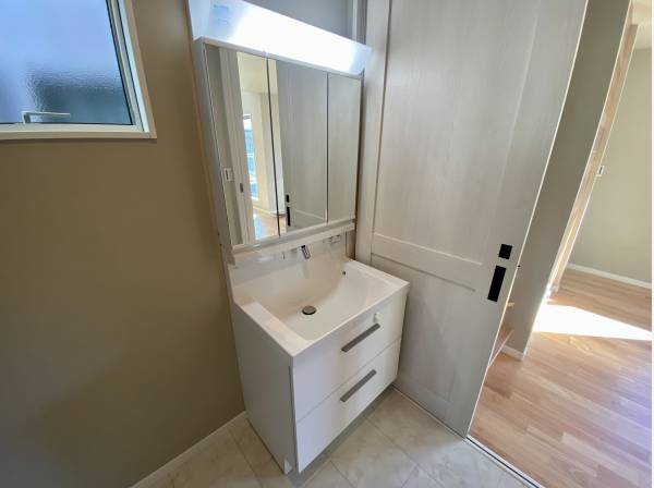 白を基調とした洗面台清潔感があり日々の準備のモチベーション保ちます