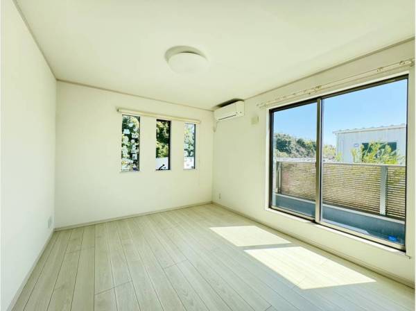 南面にあり日当たりのいい寝室