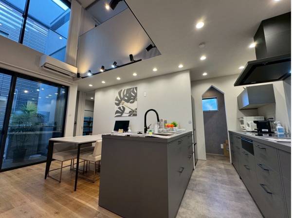 吹抜けから入り込む光が食卓を彩ります！