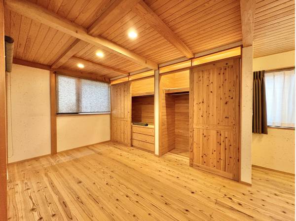 各居室には収納力のあるクローゼットを完備しております