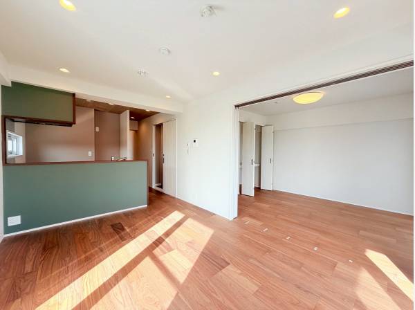 LDKは約13.1帖の明るいお部屋、窓を開ければ心地良い潮風