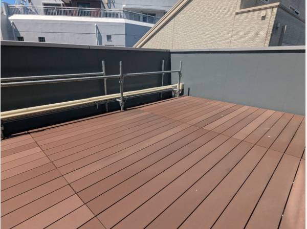 ウッドデッキのバルコニーがありますよ。